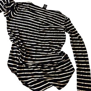 Women's Gap Long Sleeve Navy Blue White Striped V Neck Round Hemline Top Size M